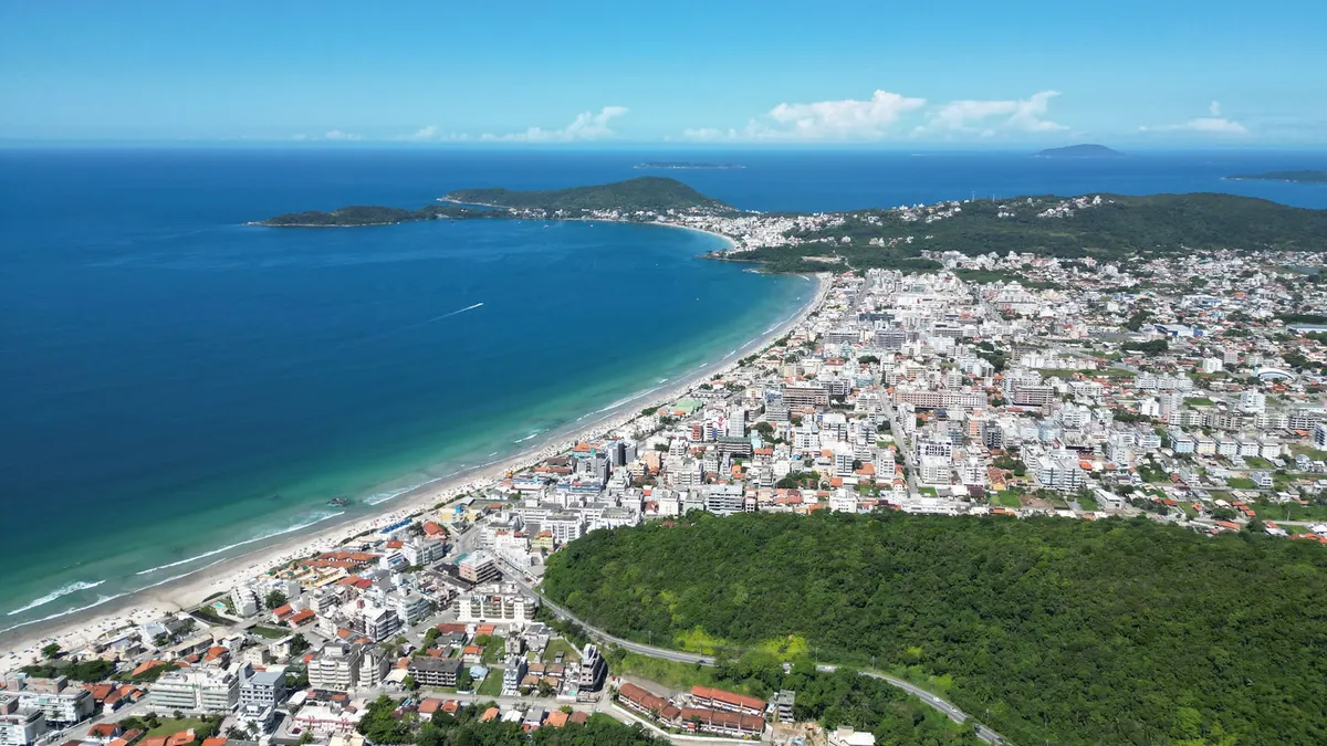 Vista aérea da baía e da Praia de Bombas, em Bombinhas