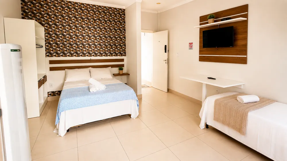 Interior aconchegante de suíte com cama de casal