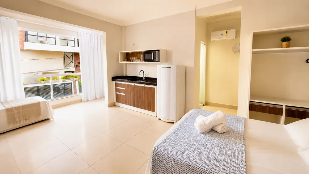 Suíte Premium da VanGogh by OlaMar, ampla, com cozinha equipada e cama de casal